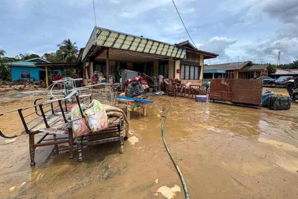 Keadaan rumah penduduk Kampung Felda Air Tawar 1 yang terjejas akibat banjir kilat yang melanda awal pagi tadi pada tinjauan hari ini. - Foto: Bernama