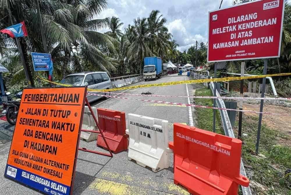 Keadaan jambatan di Kampung Felda Air Tawar 1 yang runtuh akibat banjir kilat yang melanda awal pagi tadi pada tinjauan hari ini. - Foto: Bernama