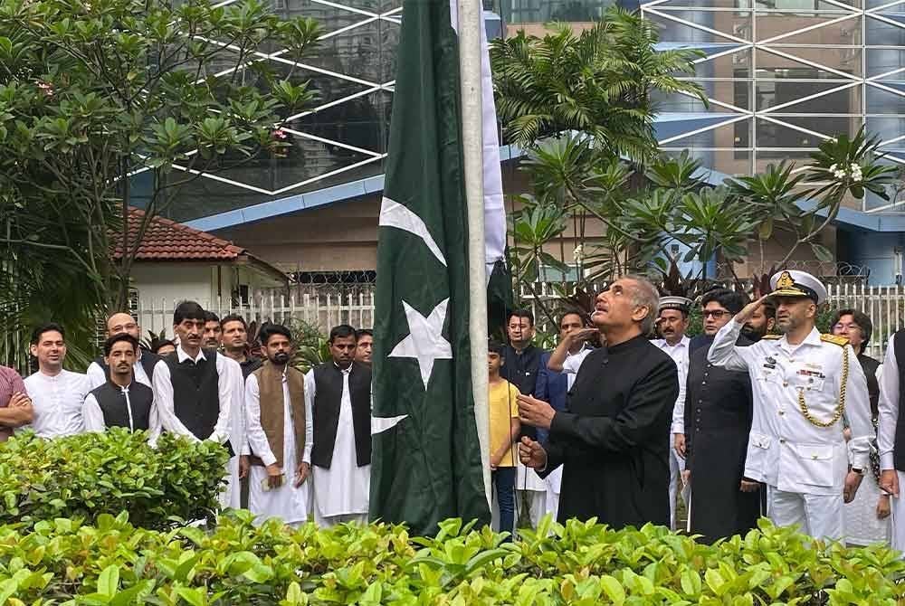 Syed Ahsan mengetuai acara dan menaikkan bendera Pakistan sambil diiringi lagu kebangsaan di hadapan Pejabat Suruhanjaya Tinggi Pakistan Kuala Lumpur pada Ahad.