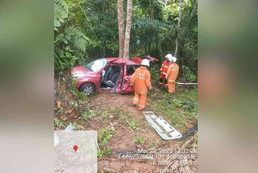 Keadaan kereta Perodua Myvi dinaiki guru dan dua penuntut institusi pondok selepas terlibat kemalangan. Foto JBPM Pahang