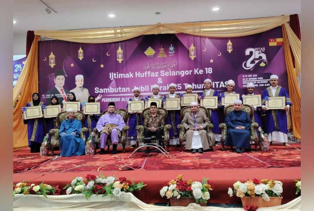 Dr Mohammad Fahmi (duduk, tengah) bersama Mohamad Hafiz (duduk, dua dari kiri) bergambar bersama pelajar tahfiz yang cemerlang.