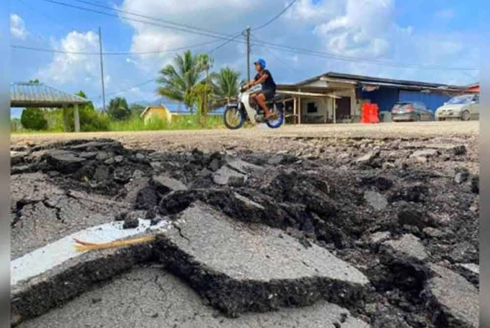 Kerja membaiki jalan berlubang di 800 lokasi di lima daerah terjejas banjir di Johor akan diselesaikan dalam tempoh dua hari bermula Ahad. Foto hiasan