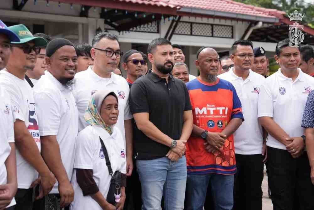 Tunku Mahkota Ismail bergambar bersama sukarelawan Southern Volunteers yang bergotong-royong membersihkan Masjid Taman Tampoi Indah yang terjejas banjir. Foto Facebook HRH Crown Prince of Johor.