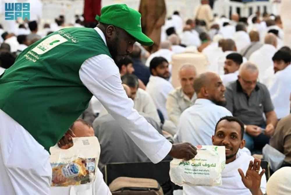 Pihak Berkuasa Am bagi Penjagaan Hal Ehwal Masjidilharam dan Masjid Nabawi di Arab Saudi telah melaksanakan piawaian pemeriksaan ketat terhadap hidangan iftar yang disediakan di Masjidilharam - Foto: Agensi