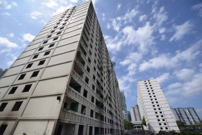 RUU PSB bakal memberi kuasa mengambil alih bangunan lama untuk pembangunan semula, namun rekod pembangunan seperti di Pekeliling Flats, Kampung Kerinci dan Kampung Abdullah Hukum menimbulkan persoalan tentang nasib golongan miskin bandar. - Gambar hiasan FB Pekeliling Flats