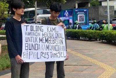 Aksi damai itu dilakukan Farrel Mahardika Putra bersama Nayaka Rivanno Attalah di kawasan Bundaran Hotel Indonesia (HI), Menteng di Jakarta Pusat. - Foto Agensi