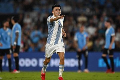 Almada meraikan jaringan untuk Argentina ketika berdepan Uruguay di Montevideo. Foto: AFP