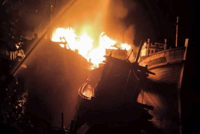  Empat buah kapal kelas C terbakar dalam kejadian berhampiran sebuah pangkalan di muara Tok Bali di sini pada Ahad.