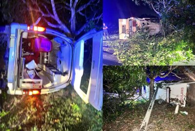 Lima cedera setelah ambulans dinaiki dinaiki terbabas dan melanggar sebatang pokok
Foto: Polis