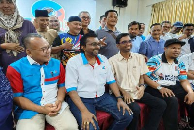 Manivanan Gowin (depan, dua dari kiri) ketika Kursus Kepimpinan dan Pengenalan Calon PKR Jempol dan Majlis Berbuka Puasa di sebuah hotel di Bahau pada Sabtu.
