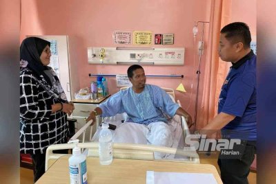 Mohd Doral (tengah) dan isteri menerima kunjungan daripada Mohamad Hafid (kanan) di Hospital Sultan Ismail Petra, Kuala Krai. FOTO: SINAR HARIAN