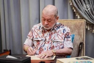 Sultan Ibrahim berkenan menandatangani kad Hari Raya Aidilfitri untuk diutuskan kepada senarai penerima yang telah diperkenankan. Foto Facebook Sultan Ibrahim Sultan Iskandar