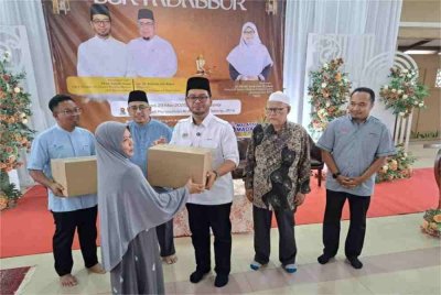 Zulkifli (tiga dari kanan) menyampaikan sumbangan Ramadan kepada peserta program ‘Wanita Darulaman Bertadabbur’ di Jitra.