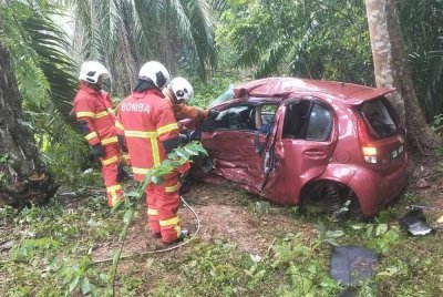 Anggota bomba dari BBP Jengka menggunakan peralatan menyelamat bagi mengeluarkan mangsa yang tersepit.FOTO JBPM PAHANG