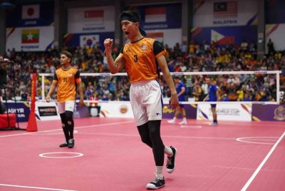 Noraizat Nordin (kanan) dan Aidil Aiman Azwawi (kiri) gagal mempertahankan gelaran juara dalam acara double lelaki apabila tumbang kepada musuh tradisi Thailand 2-1 di peringkat separuh akhir.