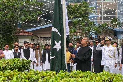 Syed Ahsan mengetuai acara dan menaikkan bendera Pakistan sambil diiringi lagu kebangsaan di hadapan Pejabat Suruhanjaya Tinggi Pakistan Kuala Lumpur pada Ahad.