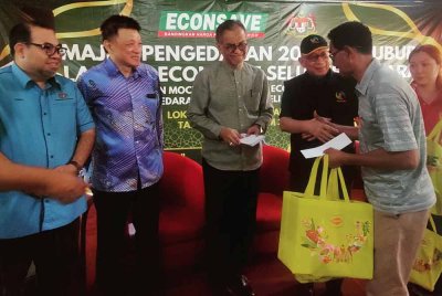 Dr Dzulkefly (tiga dari kanan) menyampaikan sumbangan kepada penerima pada Program Pengedaran Bubur Lambuk dan Penyampaian Kecemasan Gaza di Econsave Shah Alam di Shah Alam pada Ahad.