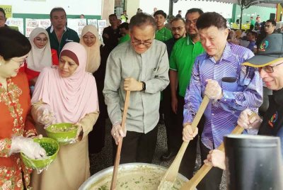 Dr Dzulkefly (tiga dari kanan) bersama wakil Econsave dan MyCare bergotong-royong dalam Program Pengedaran Bubur Lambuk dan Penyampaian Kecemasan Gaza di Econsave Puncak Alam pada Ahad.