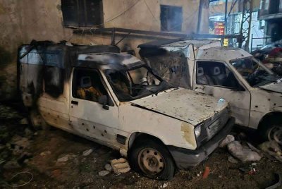 Keadaan kereta yang rosak di sebuah jalan selepas serangan Israel menyasarkan kejiranan di bandar Tyre, selatan Lubnan. - AFP