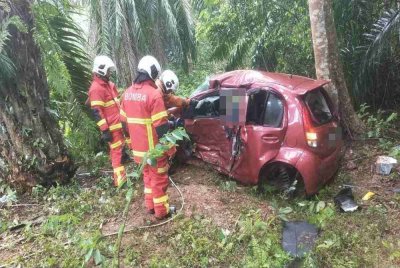 Anggota bomba dari BBP Jengka menggunakan peralatan menyelamat bagi mengeluarkan mangsa yang tersepit. Foto JBPM Pahang