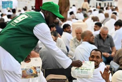 Pihak Berkuasa Am bagi Penjagaan Hal Ehwal Masjidilharam dan Masjid Nabawi di Arab Saudi telah melaksanakan piawaian pemeriksaan ketat terhadap hidangan iftar yang disediakan di Masjidilharam - Foto: Agensi