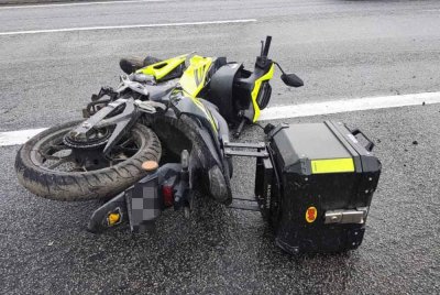Keadaan motosikal ditunggang mangsa selepas terbabas merempuh besi penghadang jalan ketika cuba mengelak kereta terbabas di Kilometer 68.5 Lebuhraya KL-Karak pada Ahad.