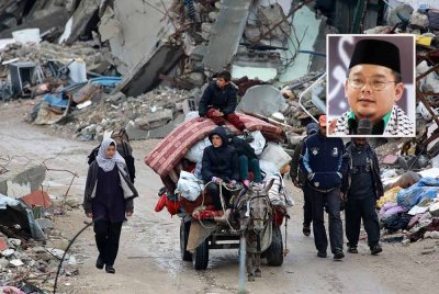 Penduduk Palestin meninggalkan Beit Lahia di utara Gaza yang turut menjadi sasaran bedilan ganas Zionis pada awal minggu lalu. Gambar kecil: Ahmad Fahmi