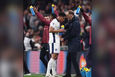 Tuchel (kiri) memperkatakan sesuatu kepada Bellingham.