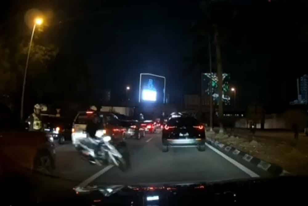 Tular video di media sosial memaparkan seorang penunggang motosikal bertindak nekad melawan arus menyeberangi pembahagi jalan ketika melarikan diri dalam sekatan jalan raya baru-baru ini.