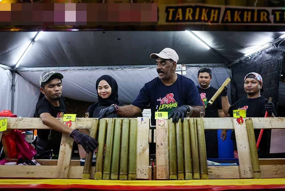 Deen berkata gerai dinamakan Lemang Gerak Khas itu baharu dibuka kira-kira lima hari lepas dan kemunculan semula gerai lemangnya itu berlaku secara spontan selepas hampir tujuh tahun berehat daripada menjual juadah tradisi itu. Foto Bernama