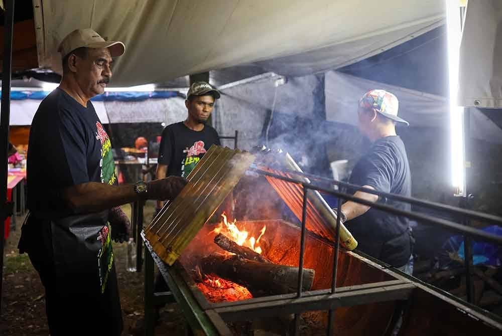 Deen tidak kekok mengusahakan kembali perniagaan lemang bersama-sama dengan tiga rakannya bersempena dengan Ramadan dan Aidilfitri yang menjelang tiba. Foto Bernama
