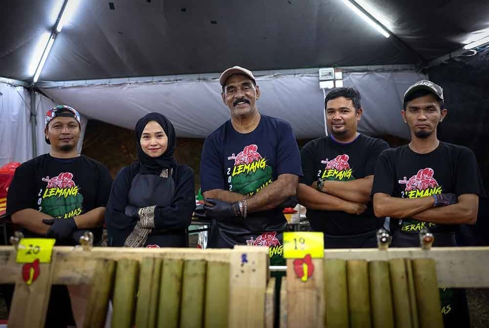 Pelakon drama bersiri kepolisan Gerak Khas, Deen Maidin, atau nama sebenarnya Shamsuddin Maidin, 60, (tengah) yang sinonim dengan watak Detektif Lingam bersama rakannya mengusahakan perniagaan lemang mereka. Foto Bernama