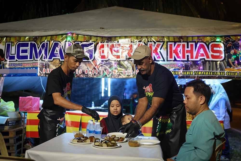 Selain lemang yang dijual pada harga antara RM16 hingga RM22 mengikut saiz, gerai Lemang Gerak Khas yang dibuka seawal 5 petang itu juga menjual rendang ayam dan daging, masing-masing berharaga RM12 bagi 200 gram manakala serondeng RM10 bagi 150 gram. Foto Bernama