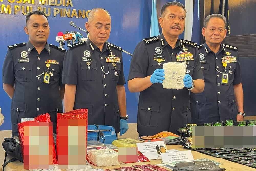 Hamzah (dua dari kanan) menunjukkan dadah syabu yang dirampas dalam operasi pada 22 Mac lalu.