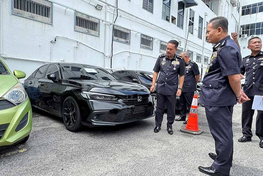 Polis turut menyita beberapa kenderaan milik pasangan suami isteri tersebut untuk siasatan lanjut.
