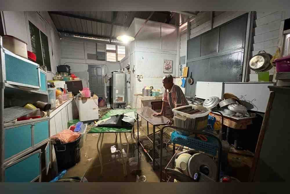 Keadaan dapur di kediaman Senah dan Hisham yang ditenggelami banjir.