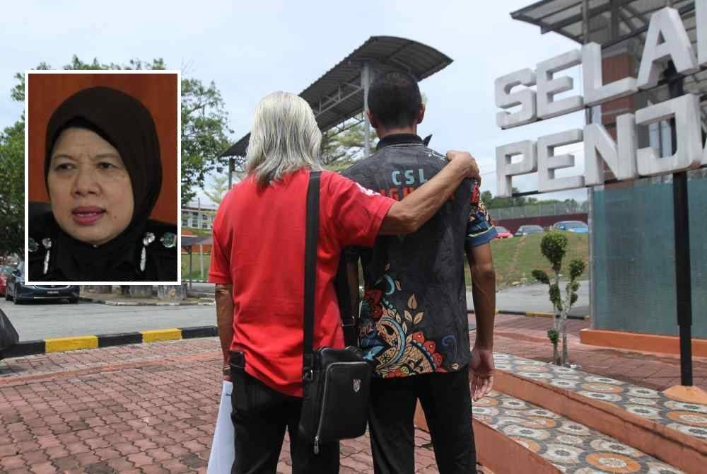 Dua orang banduan bergambar di hadapan Penjara Kajang selepas dibebaskan menerusi PBSL Ihsan Madani pada Isnin. (Gambar kecil: Zainah)