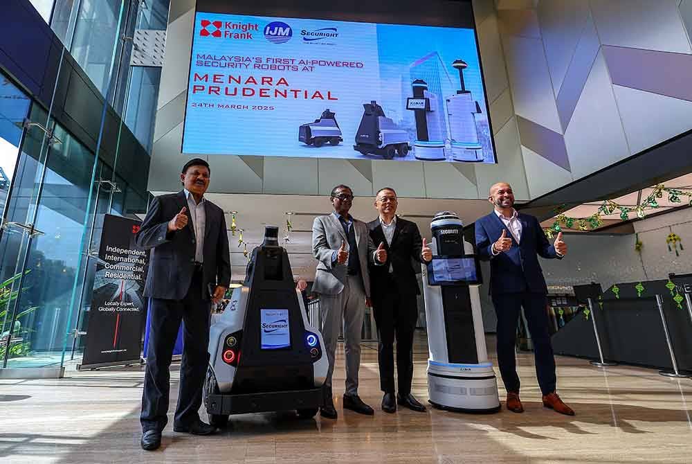 Edward Chong Sin Kiat (tiga dari kiri) bergambar bersama semasa majlis IJM memperkenalkan robot keselamatan berkuasa AI pertama Malaysia di Menara Prudential, pada Isnin. Foto Bernama