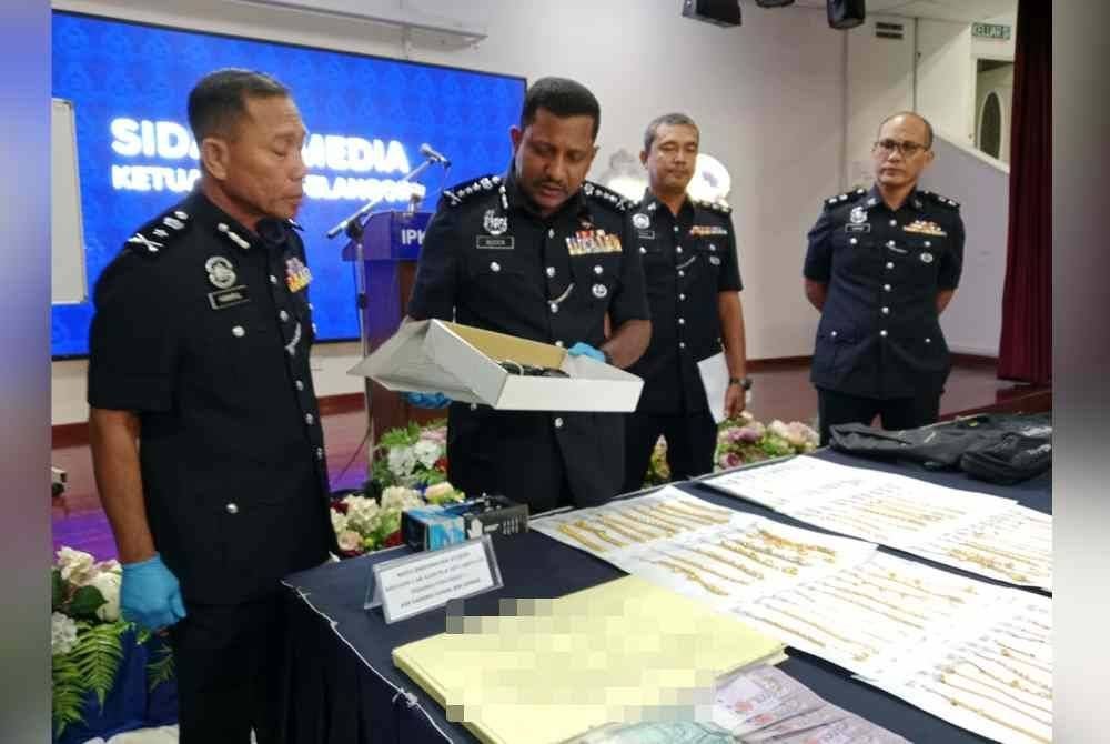 Hussein menunjukkan senjata api digunakan ketika kejadian Sabtu lalu.