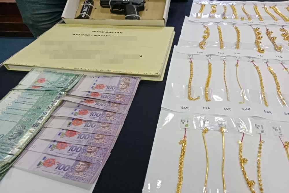 Antara wang tunai dan barangan kemas yang dirampas susulan tangkapan seorang anggota polis bantuan dipercayai menyamun sebuah kedai emas, Sabtu lalu.