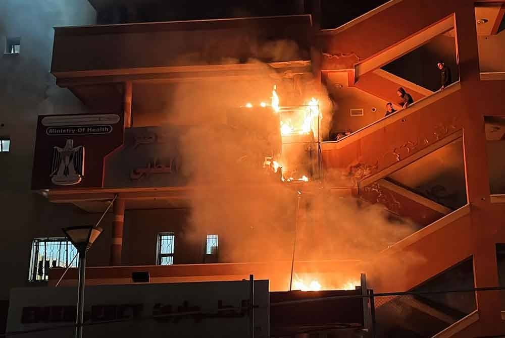 Penduduk Palestin berusaha memadam kebakaran di jabatan kecemasan Hospital Nasser selepas serangan udara Israel di Khan Yunis, Genting Gaza. Foto AFP
