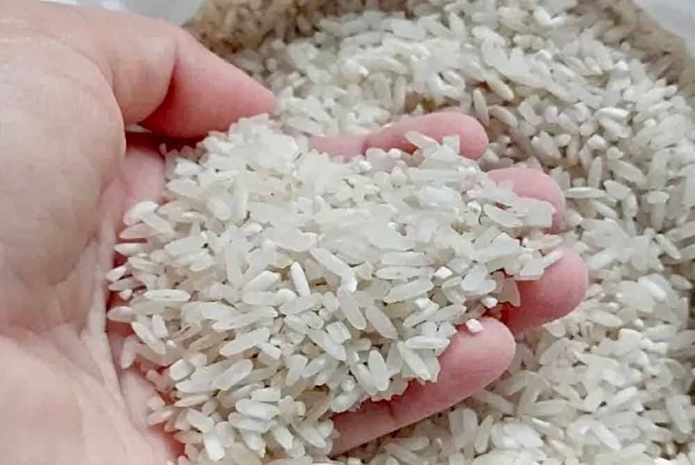 KPDN Pulau Pinang memeriksa tujuh daripada sembilan kilang pemprosesan beras di negeri itu bagi menyiasat kegiatan mencampur beras putih tempatan dengan import. Gambar hiasan