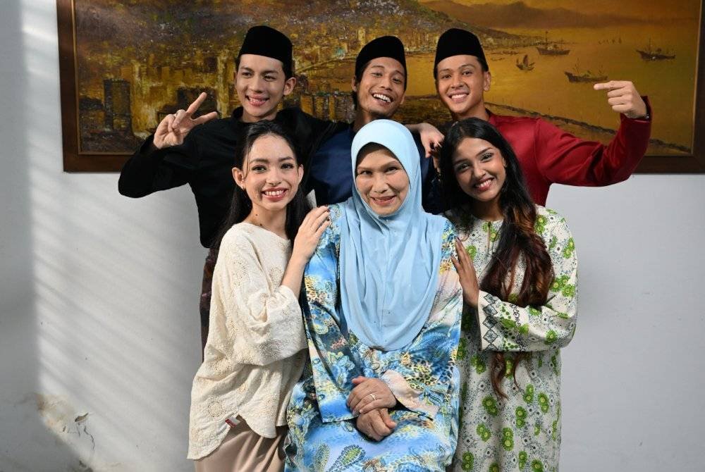 Kiri belakang: Felix, Ismail dan Richard
Kiri depan: Nicole (Lizzy), Rosnah Johari (Faridah) dan Dhakshu Valentina (Deva).