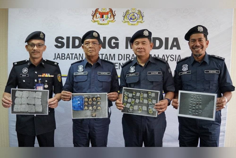 Ahmad Taufik (dua dari kiri) menunjukkan paparan gambar dadah yang dirampas JKDM menerusi pelbagai siri serbuan sejak Januari lalu.