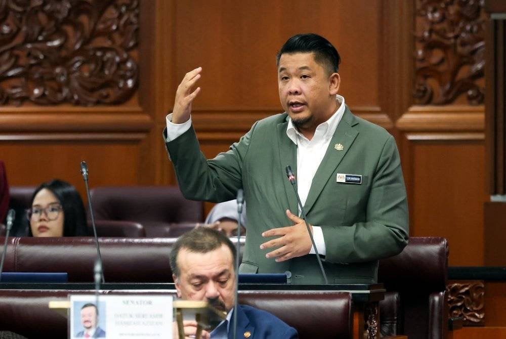 Lukanisman Awang Sauni ketika sesi soal jawab lisan pada sesi jawab lisan ketika Mesyuarat Pertama Penggal Keempat Parlimen ke-15 di Dewan Negara pada Isnin. Foto Bernama