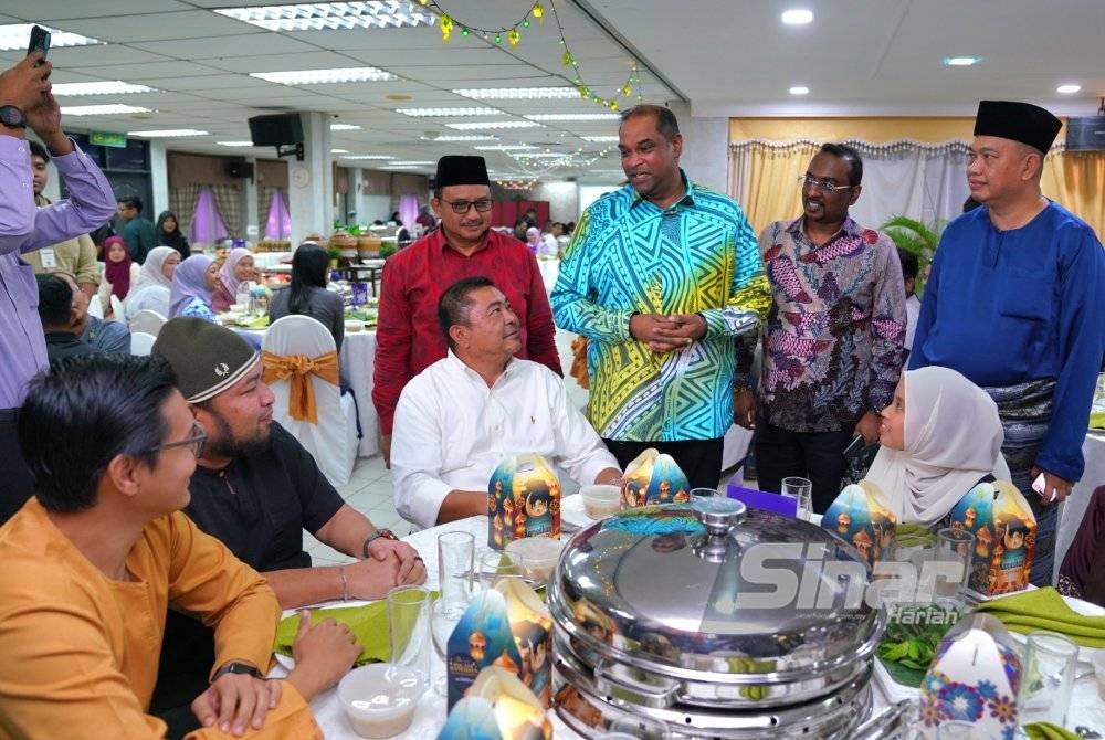 Timbalan Menteri Pembangunan Usahawan dan Koperasi (KUSKOP), Datuk Seri Ramanan Ramakrishnan beramah mesra bersama petugas media yang hadir pada Majlis Berbuka Puasa Institut Koperasi Malaysia (IKMa) Bersama Media di sini pada Isnin. Foto SINAR HARIAN / MOHD HALIM ABDUL WAHID