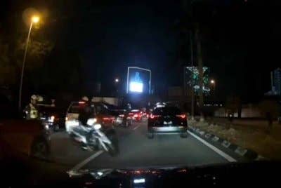 Tular video di media sosial memaparkan seorang penunggang motosikal bertindak nekad melawan arus menyeberangi pembahagi jalan ketika melarikan diri dalam sekatan jalan raya baru-baru ini.