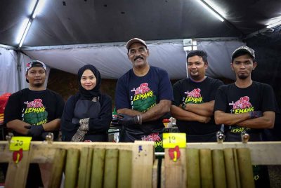 Pelakon drama bersiri kepolisan Gerak Khas, Deen Maidin, atau nama sebenarnya Shamsuddin Maidin, 60, (tengah) yang sinonim dengan watak Detektif Lingam bersama rakannya mengusahakan perniagaan lemang mereka. Foto Bernama