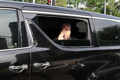 Kenderaan membawa Perdana Menteri kesembilan itu tiba pada 9.54 pagi. Foto Bernama