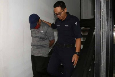 Azdee Muaz dibawa ke lokap mahkamah selepas mengaku tidak bersalah atas pertuduhan meminta dan menerima rasuah berjumlah RM16,000, dua tahun lalu.